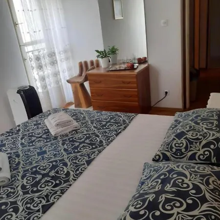 Apartment Mate,s Split